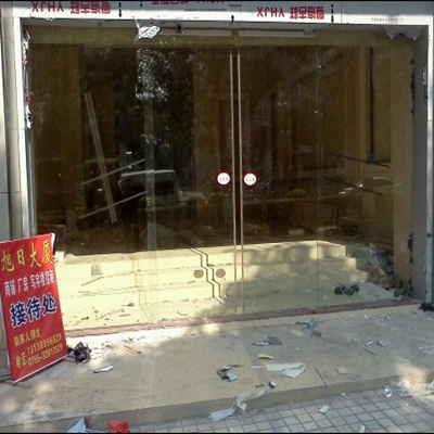 深圳龙华东环一路旭日大厦安装松下自动感应门