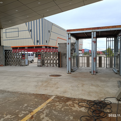 汕尾陆河伟泰新型建材安装车牌识别伸缩门通道闸电子哨兵