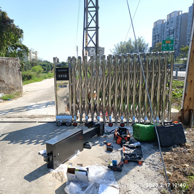 汕尾陆丰高速路沈海高速陆丰段交警中队安装车牌识别联动伸缩门