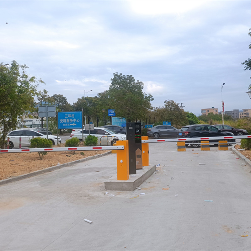 汕尾市红草镇中心停车场安装三丰道闸无人值守车牌识别系统
