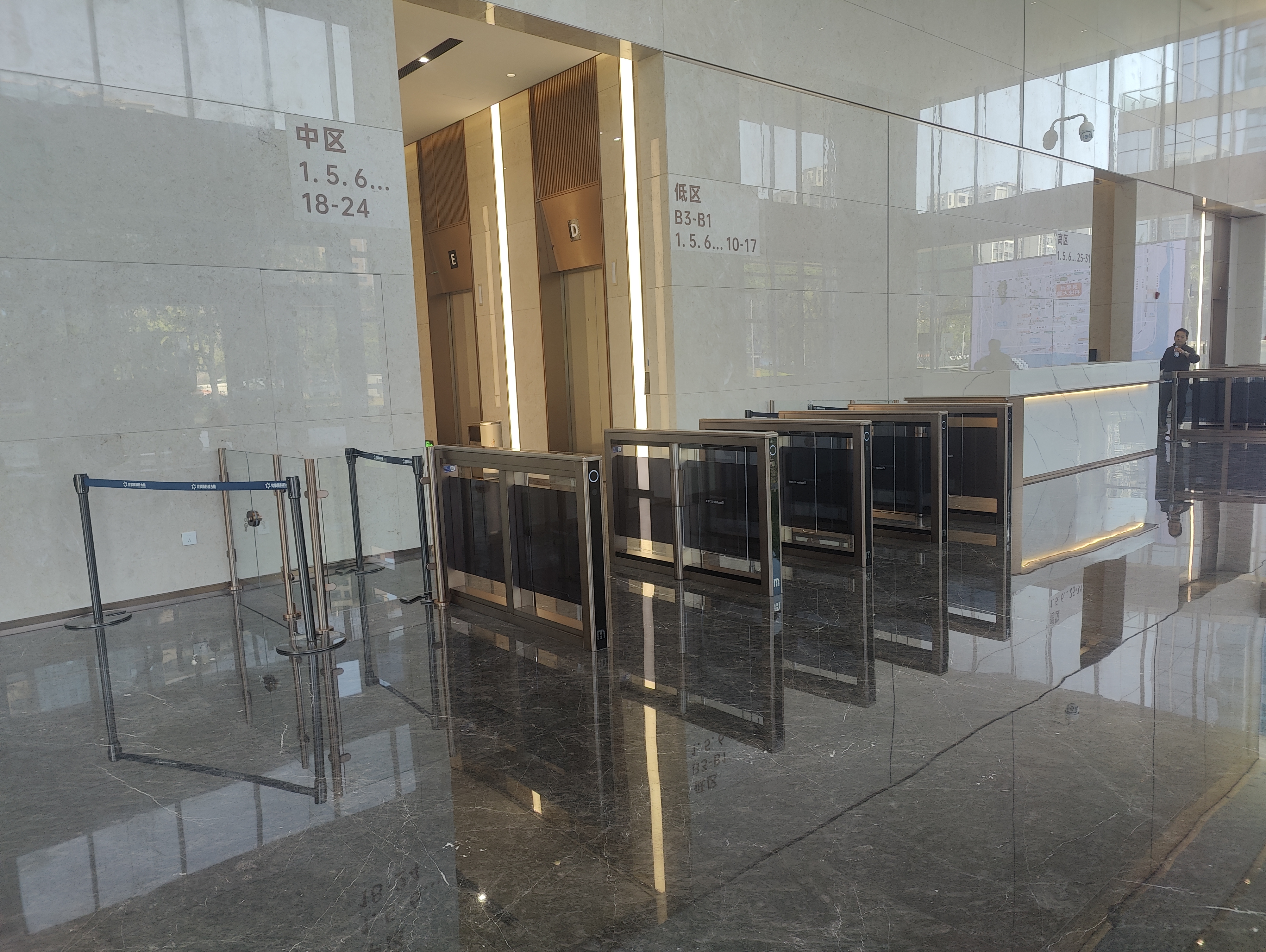 深圳灵星雨科技大厦大门进出口安装员工打卡智能道闸项目